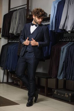 Modern iş adamı. Yakışıklı bir genç adam zarif klasik takım elbise moda çekim... Son detay mükemmel.