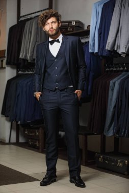 Son detay mükemmel. Modern iş adamı. Moda çekim zarif klasik takım yakışıklı bir genç adam. Erkek güzelliği, moda.