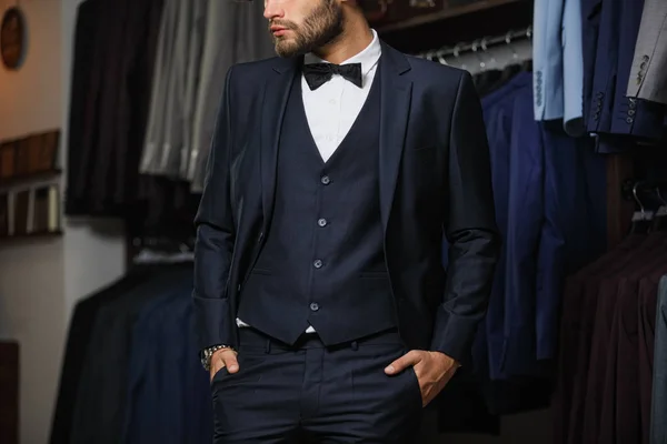 Un hombre de negocios moderno. Foto de moda de un joven guapo en traje clásico elegante.. Perfecto hasta el último detalle . — Foto de Stock