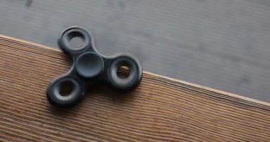 Yüksek hızda dönen el spinner veya topluca spinner ahşap arka plan üzerinde.