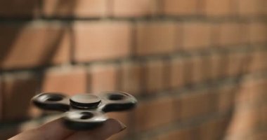 Spinner - genç kız deli Spinner ile oynarken kıpır