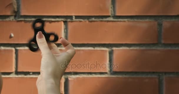 Fidget Spinner - Teenager-Mädchen spielt mit verrücktem Spinner — Stockvideo