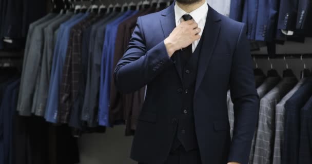 Elegante uomo d'affari in camicia bianca che corregge la cravatta e abbottona la giacca del vestito. vicino — Video Stock