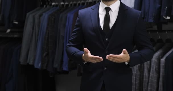 Boutonner une veste. Homme élégant en costume Démonstration des gestes de la main à l'écran tactile. Gros plan — Video