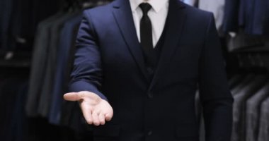 Bir ceket kadar düğmelerini. Dokunmatik ekran el hareketleri gösteri elbiseli şık adam. Yakın çekim