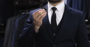 Şık elbise erkekte el spinner ile oynamak. Yakın çekim