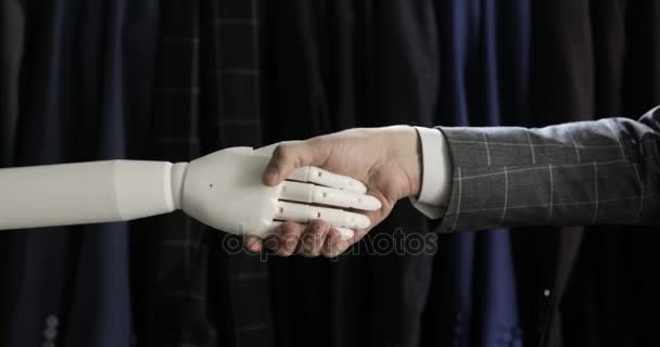 Modern Robotic Technologies. Seorang pria berkomunikasi dengan robot, menekan lengan mekanis plastik ke robot, jabat tangan . — Stok Video