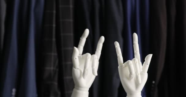 Роботы руки показывает признаки рока, тяжелого металла — стоковое видео