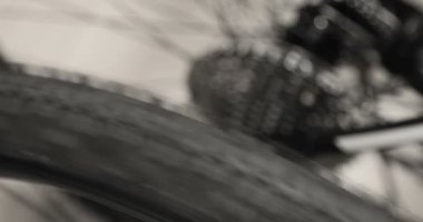 Dağ bisikleti tekerlek iplik ve sonra durdurma. Bisiklet kapak