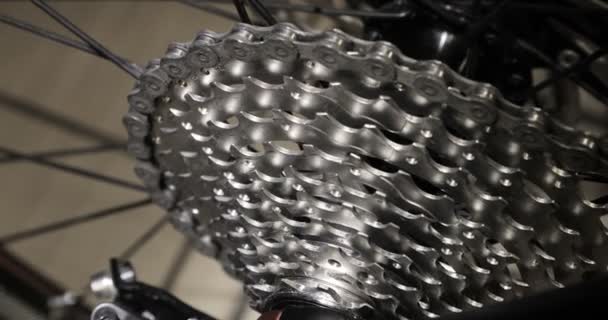 Vista detalhada sobre um sistema de engrenagens de uma bicicleta de corrida, loja de bicicletas — Vídeo de Stock