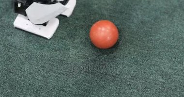futbol oynarken özerk mobil robotlar. Modern robotik teknolojiler. Yakın çekim