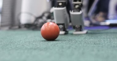 futbol oynarken özerk mobil robotlar. Modern robotik teknolojiler. Yakın çekim
