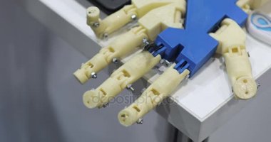 Bir insan ve bir biyonik el birbirimize yalan. İnsanlar denetler sibernetik robot kol. 3d yazıcıda yazdırma. Sci Fi ve plastik protez