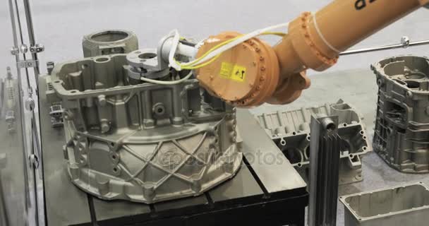 Brazo Robot industrial activo en fábrica. Procedimiento mecánico de soldadura por automatización — Vídeos de Stock