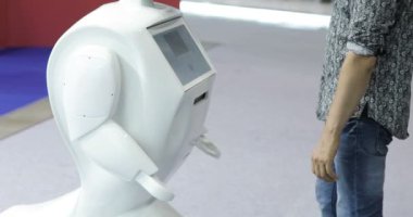 Bir adam bir robot ile iletişim kuran bir plastik mekanik kol robot, robot ile karşılıklı basar. Sci Fi. Modern robotik teknolojiler. yenilikçi Robotik teknolojiler.