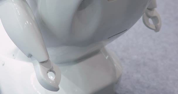 Een man communiceert met een robot, persen een kunststof mechanische arm naar de robot, de handdruk met de robot. Sci Fi. Moderne Robotic technologieën. innovatieve Robotic technologieën. — Stockvideo