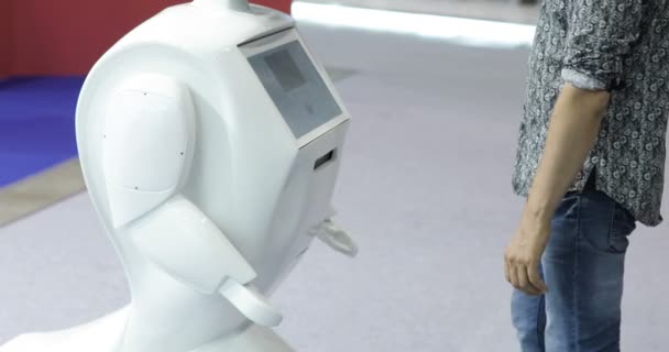 Muž komunikuje s robotem, stiskne plastové mechanické rameno robota, handshake s robotem. Sci Fi. Moderní robotická technologie. inovativní robotické technologie.