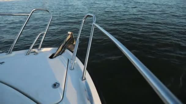 The View From the Nose of the Yacht or Boat. Yacht Cruising Through Ocean 4k — Stock Video