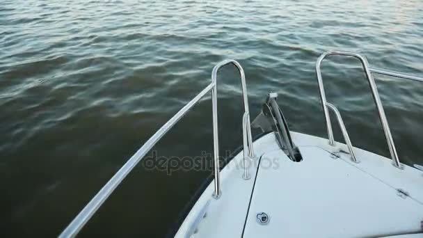 A vista do nariz do iate ou barco. Cruzeiro de iate através do oceano 4k — Vídeo de Stock