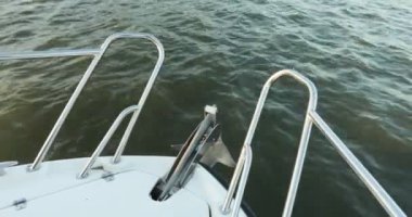 Yat ve tekne burun görünümden. 4 k okyanus seyir yat