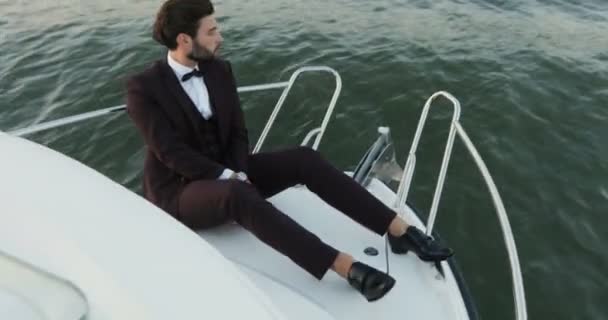 Elegante hombre de negocios en un yate o barco contra un mar. transporte, viaje de negocios, tecnología y concepto de personas Viajes de lujo y trabajo . — Vídeos de Stock