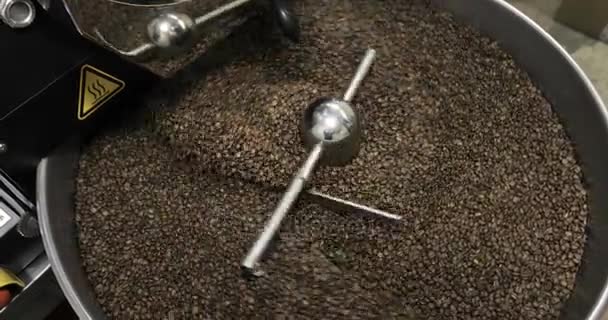 Rostning kaffebönor virvlande blandas på kylning enhet plattform i en Manufactory Workshop — Stockvideo