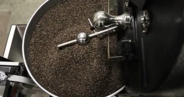 Torréfaction des grains de café tourbillonnant mélangé sur la plate-forme de l'unité de refroidissement dans un atelier de fabrication — Video