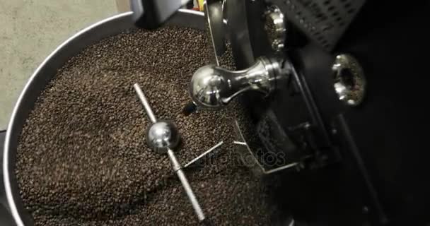 Torrefazione chicchi di caffè vorticoso misto su piattaforma unità di raffreddamento in un laboratorio manifatturiero — Video Stock