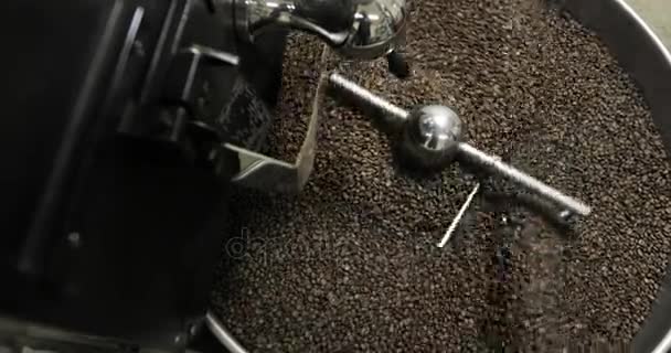 Assar grãos de café girando misturado na plataforma da unidade de resfriamento em um workshop de fabricação — Vídeo de Stock