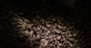 Kahve çekirdekleri Sema karışık üzerinde Soğutma ünitesi Platform içinde A fabrikada atölye, Kavurma yakın çekim