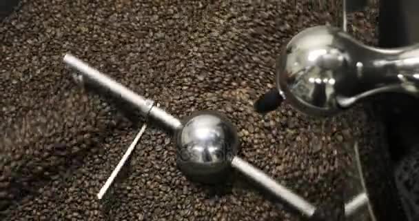 Rostning kaffebönor virvlande blandas på kylning enhet plattform i en Manufactory Workshop — Stockvideo