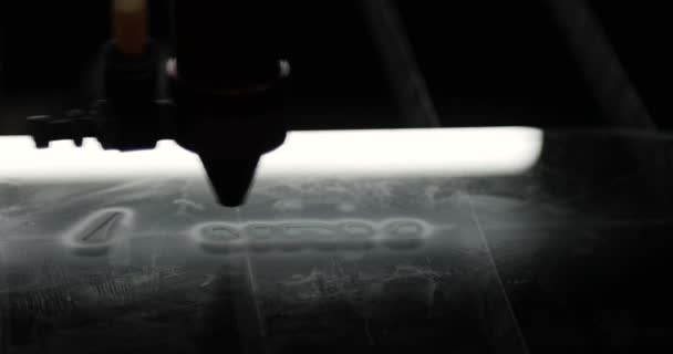 Laser cnc machine engraving design pattern on transparent acryl plate — Stockvideo