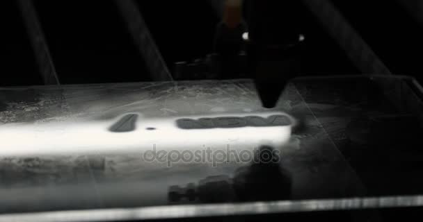 Лазер с ЧПУ во время гравировки, современные промышленные технологии. Небольшая глубина резкости . — стоковое видео