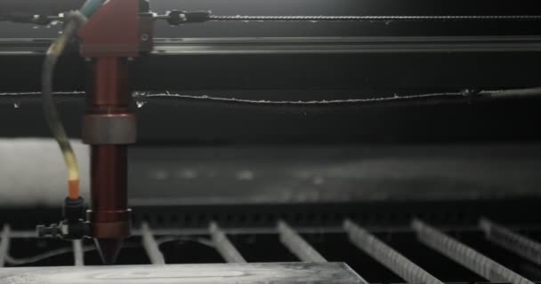 Láser cnc máquina de grabado patrón de diseño en placa de acrílico transparente. El rayo láser de la impresora 3D quema el primer plano del patrón en una placa de plástico. Formación tecnológica industrial moderna . — Vídeos de Stock