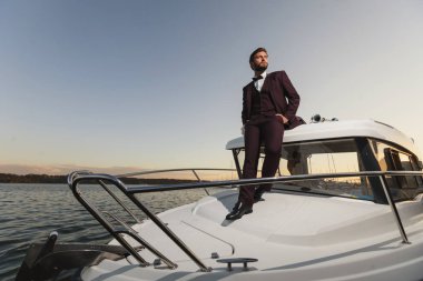 Yakışıklı bir yelkenli üzerinde