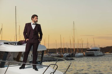 Lüks Yat deniz cephesinde duran adam
