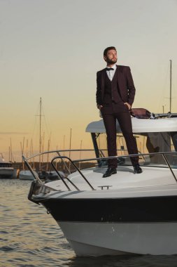 Lüks Yat deniz cephesinde duran adam