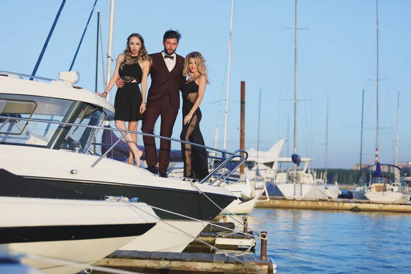 Amigos relajándose en su barco — Foto de Stock