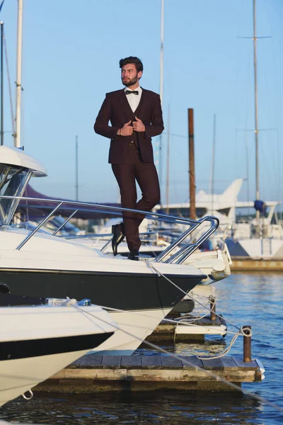 Homem jovem e bonito em um barco à vela — Fotografia de Stock