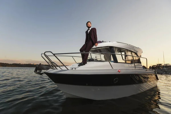 Człowiek stojący na przedniej części luksusowy jacht w morze — Zdjęcie stockowe