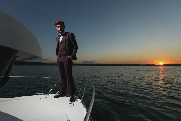 Bem sucedido Bonito homem à vela retrato ao nascer do sol no barco — Fotografia de Stock