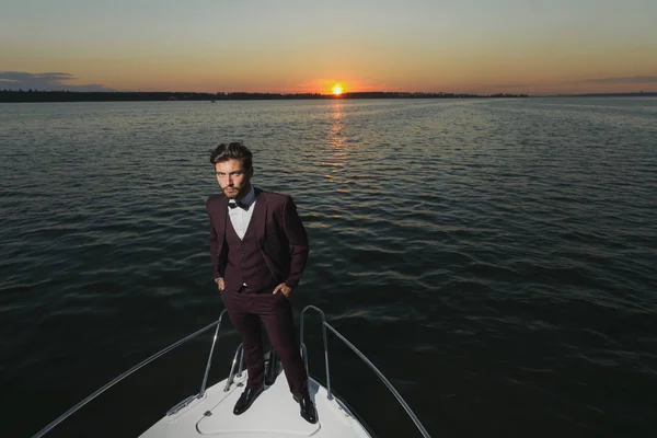 Sikeres jóképű férfi vitorlás portré napkeltekor hajón — Stock Fotó