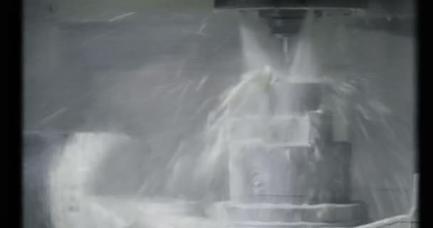 Metallbearbeitende CNC-Fräsmaschine in einer Fabrik — Stockvideo