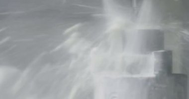 metal işi. CNC metal çalışma makine ile kesici alet türbin alüminyum ayrıntı freze Fabrikası'nda sırasında. Orijinal görüntüleri. biraz bulanık