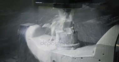 Metal işleten CNC değirmen makinesi. Metal modern işleme teknolojisi kesiliyor.