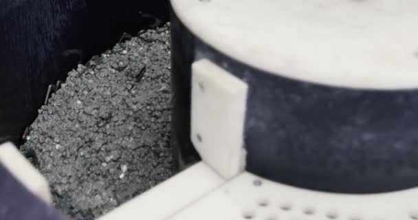 O carregamento de material abrasivo na instalação de moagem — Vídeo de Stock