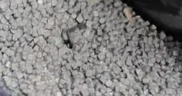 Le chargement de matériaux abrasifs dans l'installation de broyage 