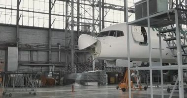 Novosibirsk Rusya - 07.06.2017: demonte uçak hangar Havaalanı - uçağın ön kısmını tamir için