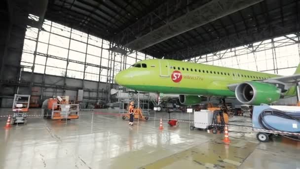 NOVOSIBIRSK RUSSIE - 07.06.2017 : avion démonté pour réparation dans le hangar de l'aéroport - la partie avant de l'avion — Video