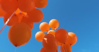 Balonlar mavi gökyüzü arka plan üzerinde. Balonlar gökyüzünde bir sürü